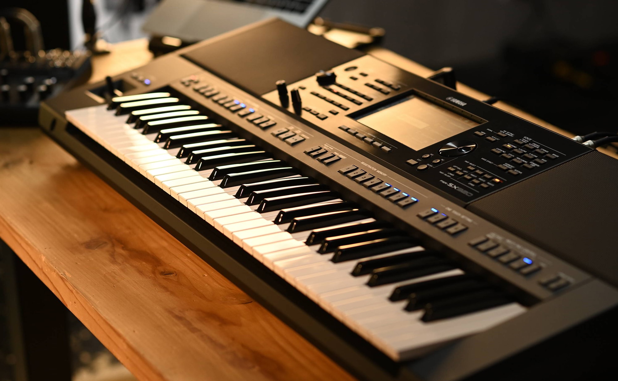 Photo of Yamaha Arranger Workstation PSR-SX920 on a desk.