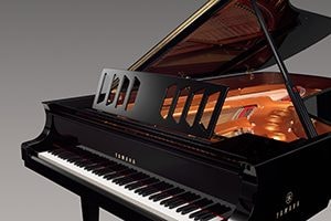 7. Suporte de partitura perfurado de série pela primeira vez em um piano de cauda Yamaha