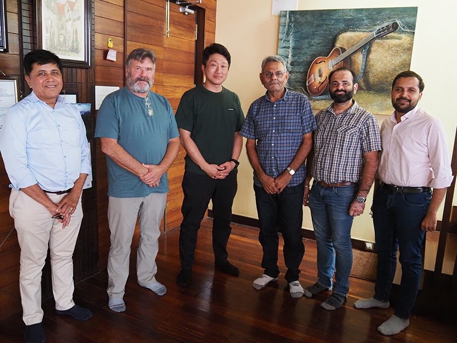 Membros da Yamaha e da Overseas Traders  