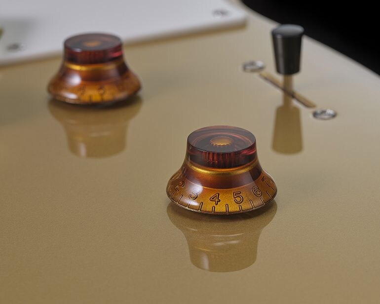 Close-up dos controles Master Volume, Master Tone e da chave seletora de 3 posições