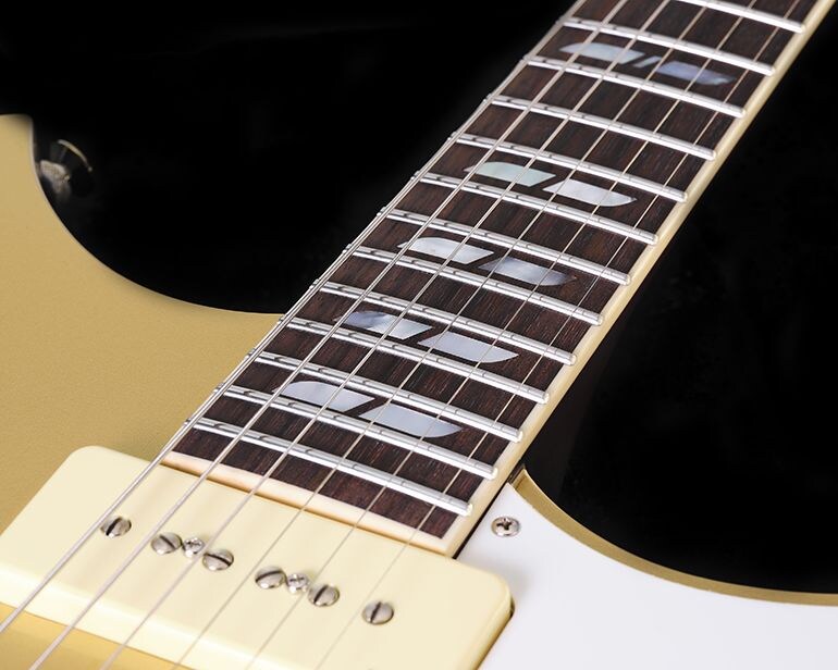 Detalhes da escala e inlays na Signature Revstar RS02CB