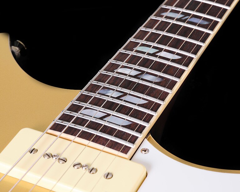 Detalhes da escala e inlays na Signature Revstar RS02CB