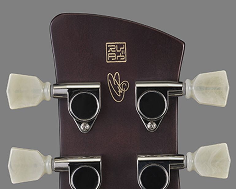 Gravação da assinatura na parte traseira do headstock da Signature Revstar RS02CB