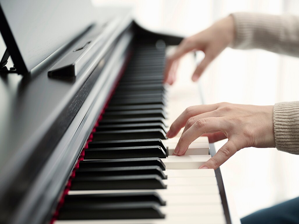 O toque natural e uniforme do teclado ARIUS, que se assemelha muito à sensação de um piano acústico.