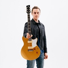 Chris Buck apresenta com orgulho sua guitarra Signature Revstar RS02CB
