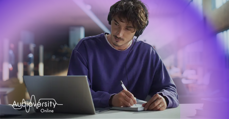 Logotipo da Audioversity Online e aura atrás de um homem focado em uma sessão de treinamento online.
