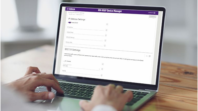 Foto de uma pessoa gerenciando dispositivos em um PC, mostrando a integração com ferramentas comuns de gerenciamento de TI