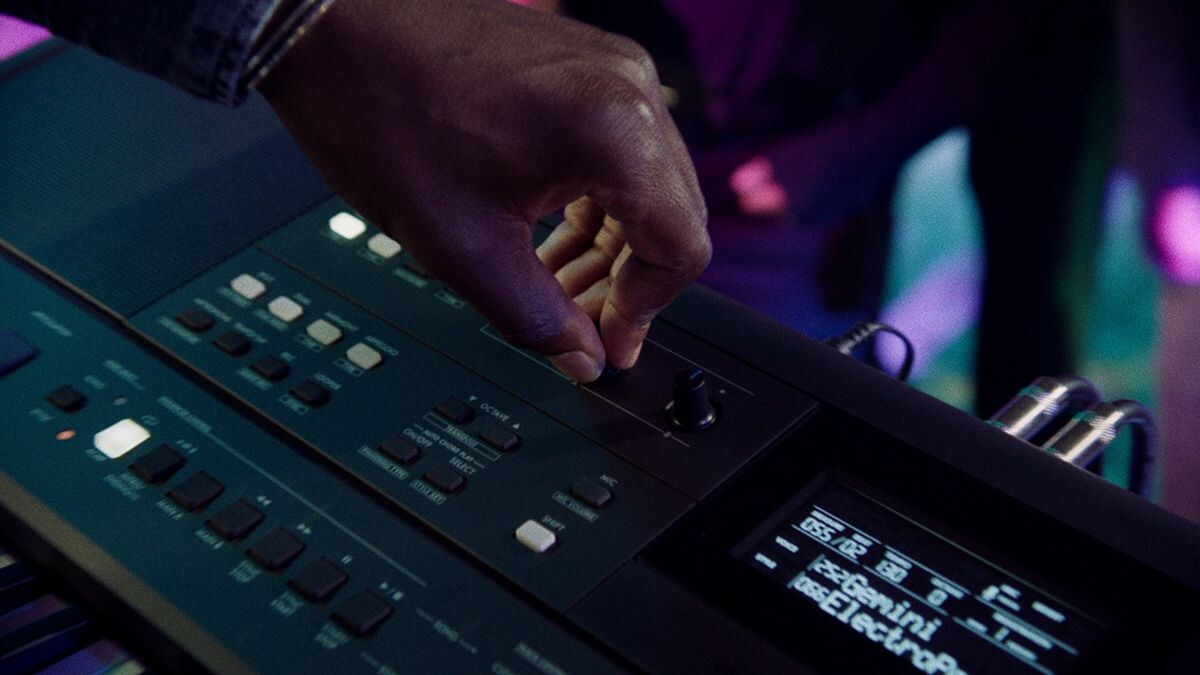 Uma pessoa está controlando o Live Control Knob do PSR-E483