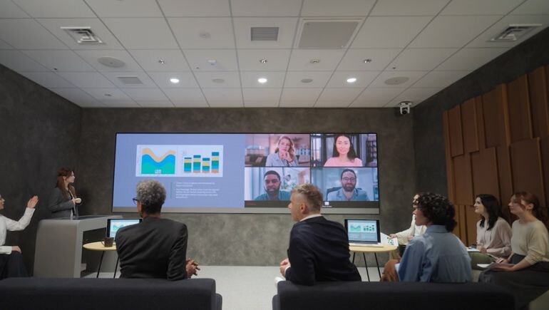 Microfone de teto estilo conferência: conversa natural sem se preocupar com o posicionamento do microfone