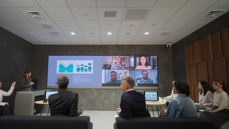 Microfone de teto estilo conferência: conversa natural sem se preocupar com o posicionamento do microfone