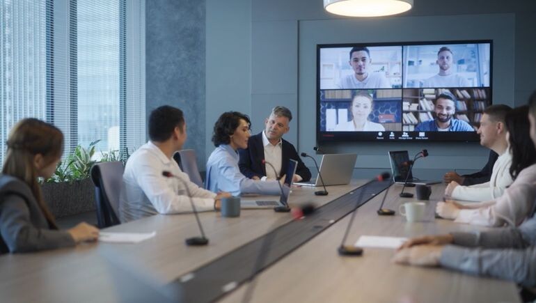 Estilo de conferência – Microfone sem fio: Configuração sem cabos para um design de sala limpo e refinado