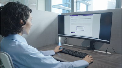 Foto de uma mulher trabalhando em um computador, representando uma implementação fácil e eficiente