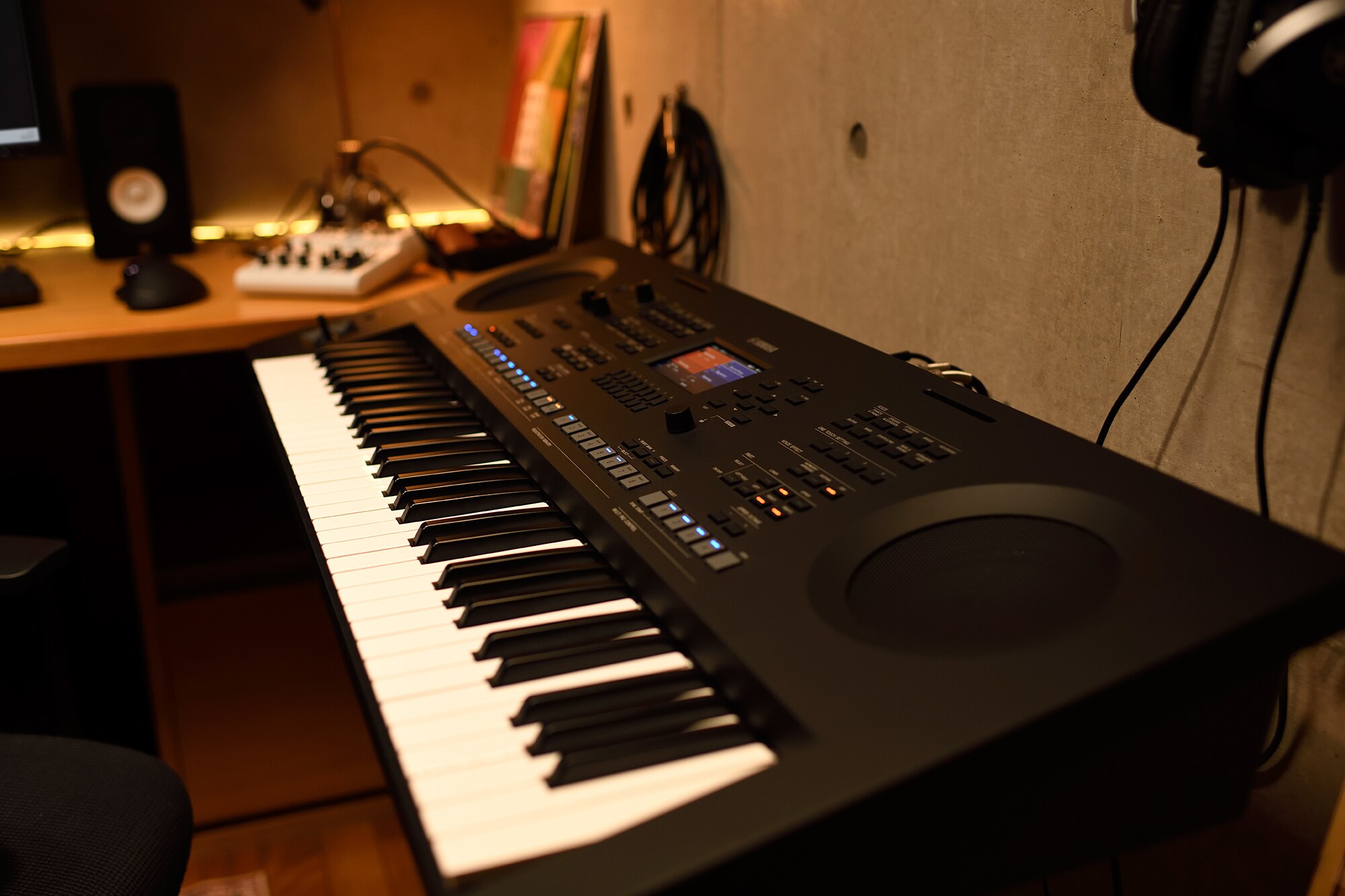 Um espaço de trabalho musical em casa com um computador e um teclado