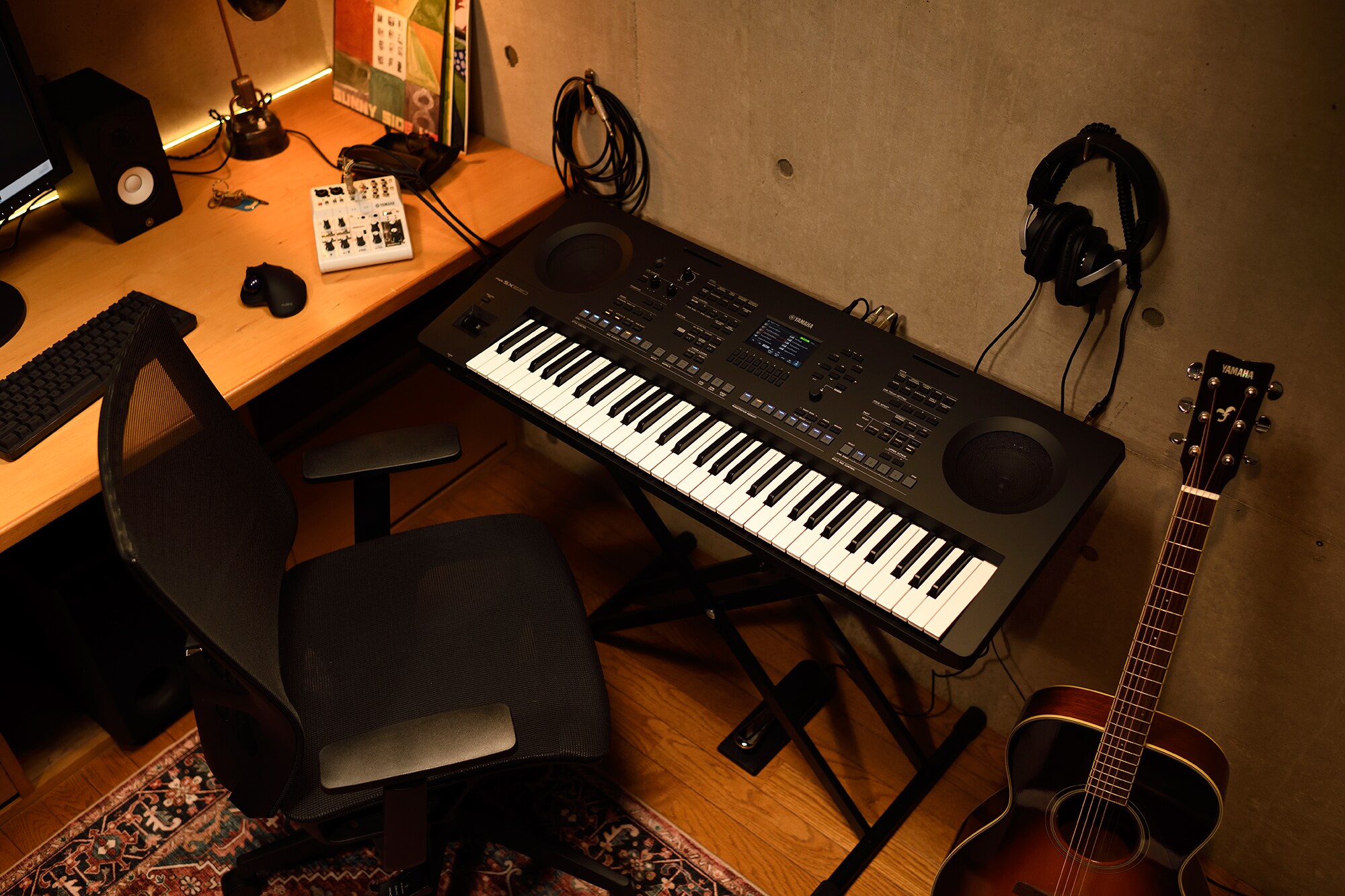 Um espaço de trabalho musical em casa com um computador e um teclado