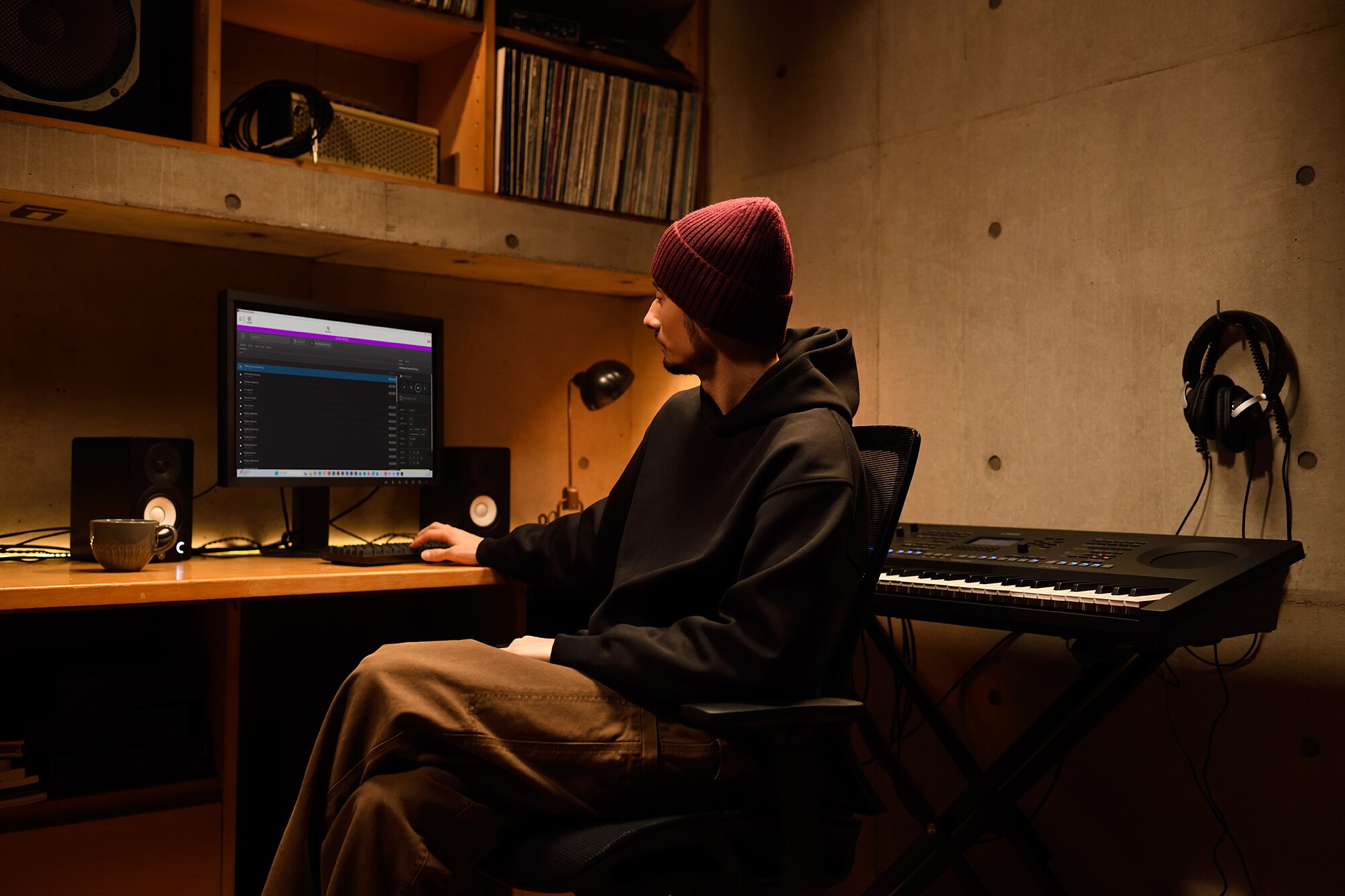 Um espaço de trabalho musical em casa com um computador e um teclado, apresentando um tecladista trabalhando em seu home studio