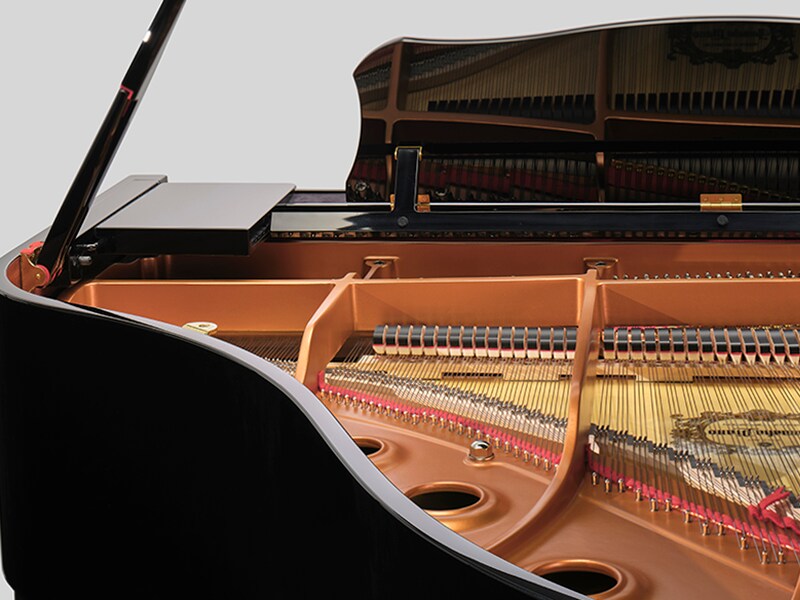 Imagem destacando o design elegante do piano de cauda