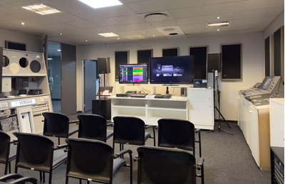 Centro de treinamento de Joanesburgo, com assentos, caixas acústicas Yamaha, telas e equipamentos de áudio.