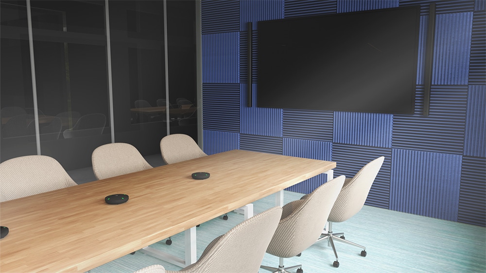 Foto mostrando uma sala de conferências de tamanho médio equipada com microfones de mesa em matriz