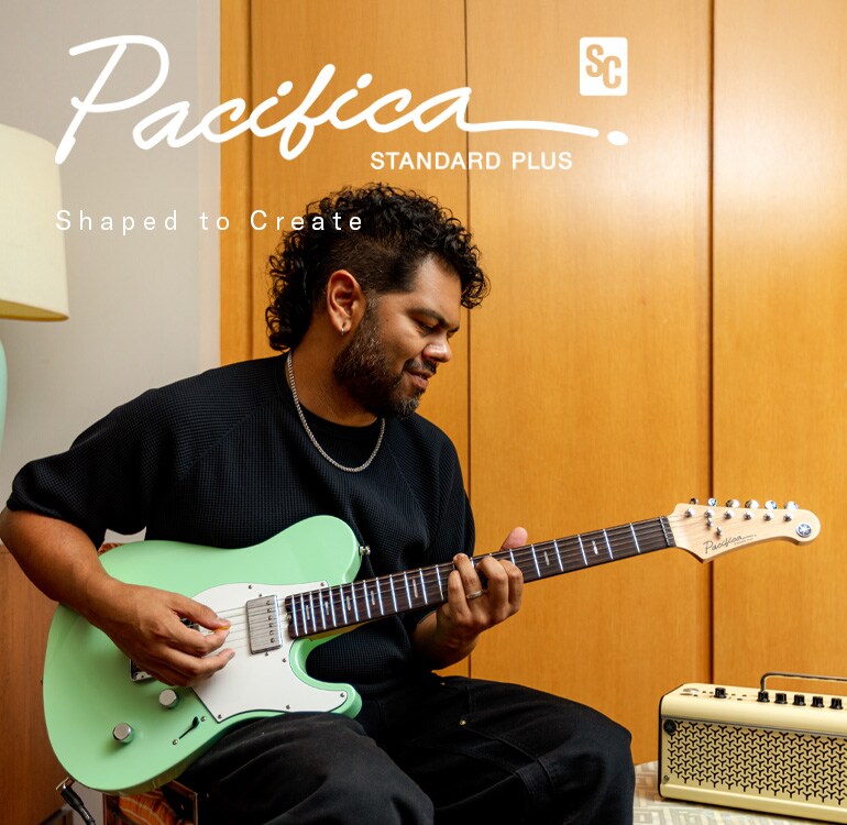 Um homem tocando uma Pacifica SC Standard Plus (PACS+11S PGN) em casa usando uma THR30II Wireless