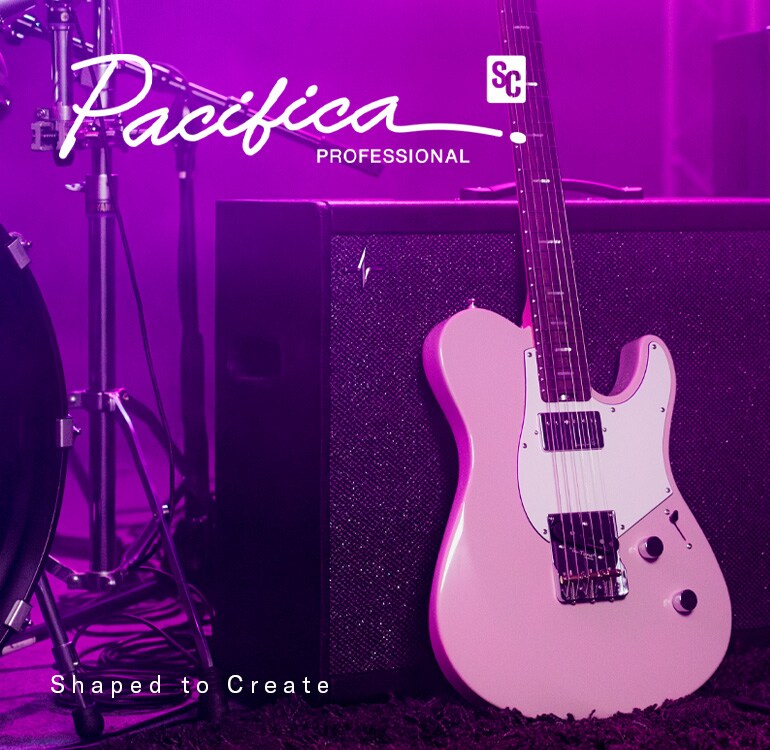 Pacifica SC Standard Plus (PACS+11S ASP) colocada ao lado de um amplificador de guitarra