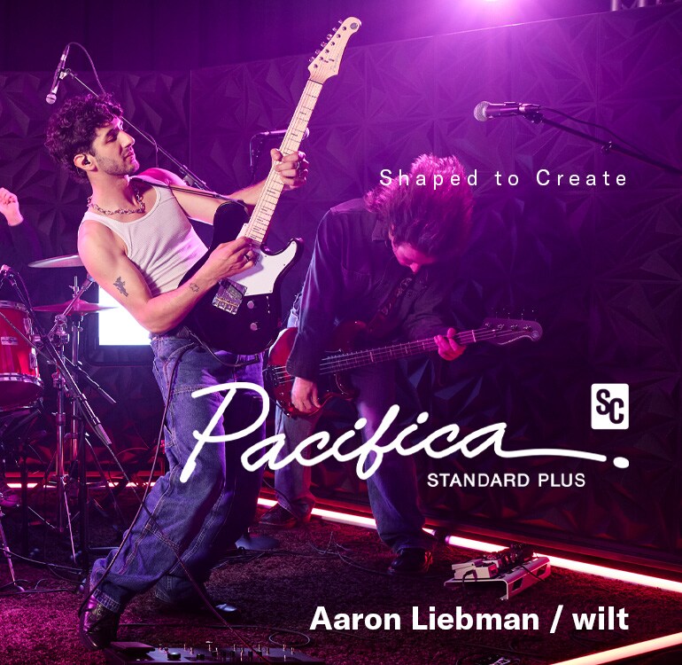 wilt / Aaron Liebman apresentando-se no palco com uma Pacifica SC Standard Plus (PACS+11SM BL)