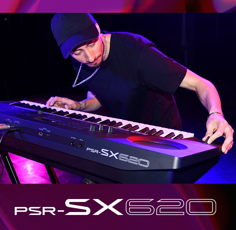 Músico tocando no teclado PSR-SX620 no palco.