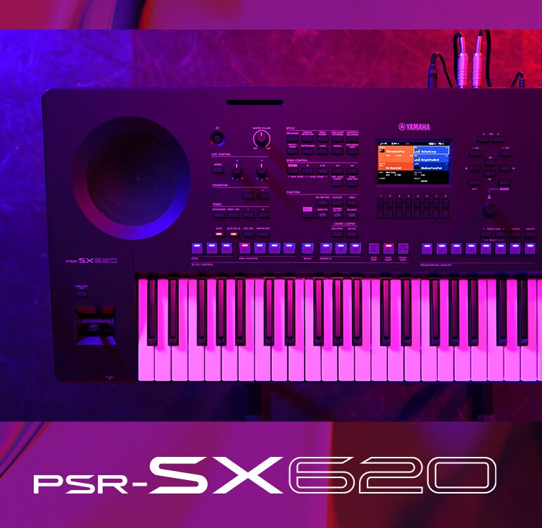 Vista superior do teclado PSR-SX620 sob iluminação de palco.
