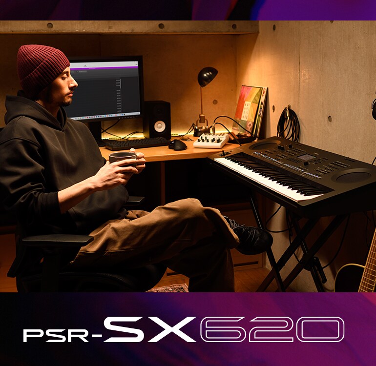Pessoa sentada em frente a um teclado PSR-SX em um home studio, bebendo café.
