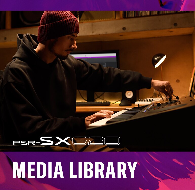 Uma pessoa tocando o Arranjador Workstation Yamaha PSR-SX620