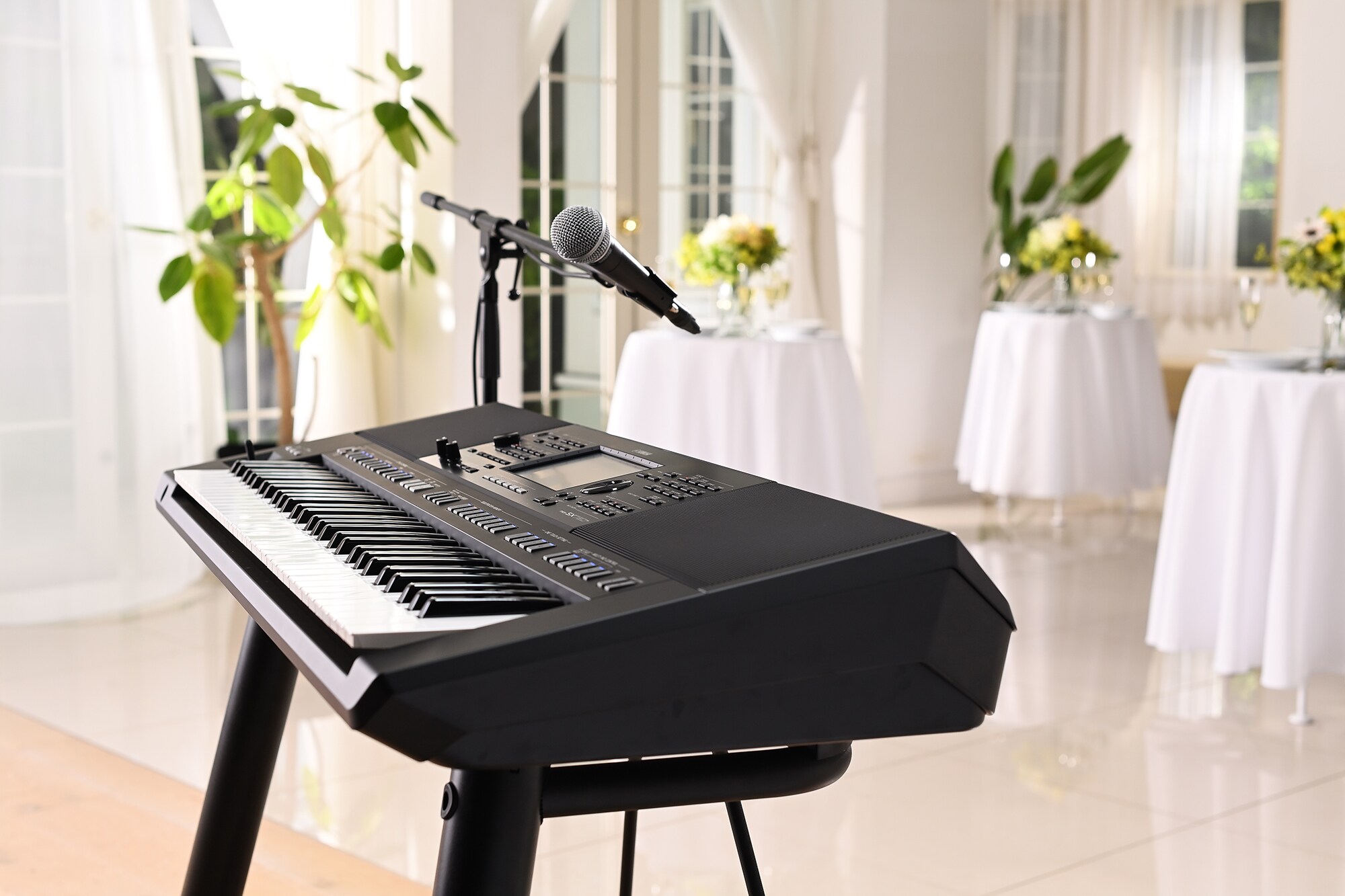 Yamaha Arranjador Workstation PSR-SX720+ com suporte de microfone em um local de festa