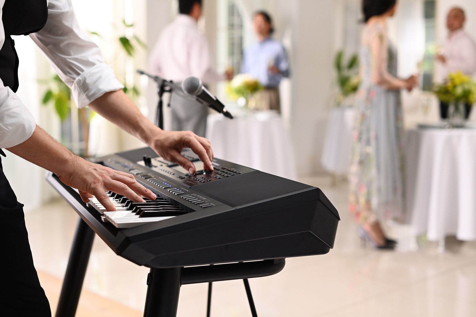 Yamaha Arranjador Workstation PSR-SX720+ sendo tocada em um local de festa