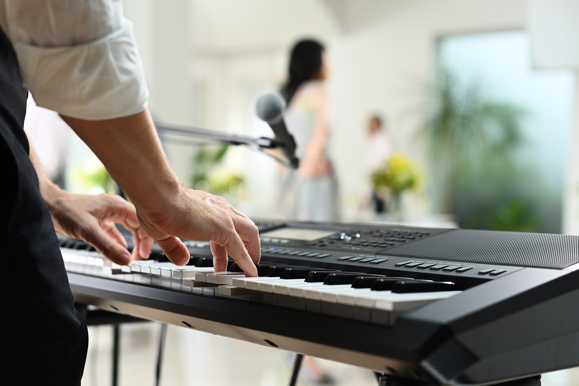 Yamaha Arranjador Workstation PSR-SX720+ sendo tocada em um local de festa