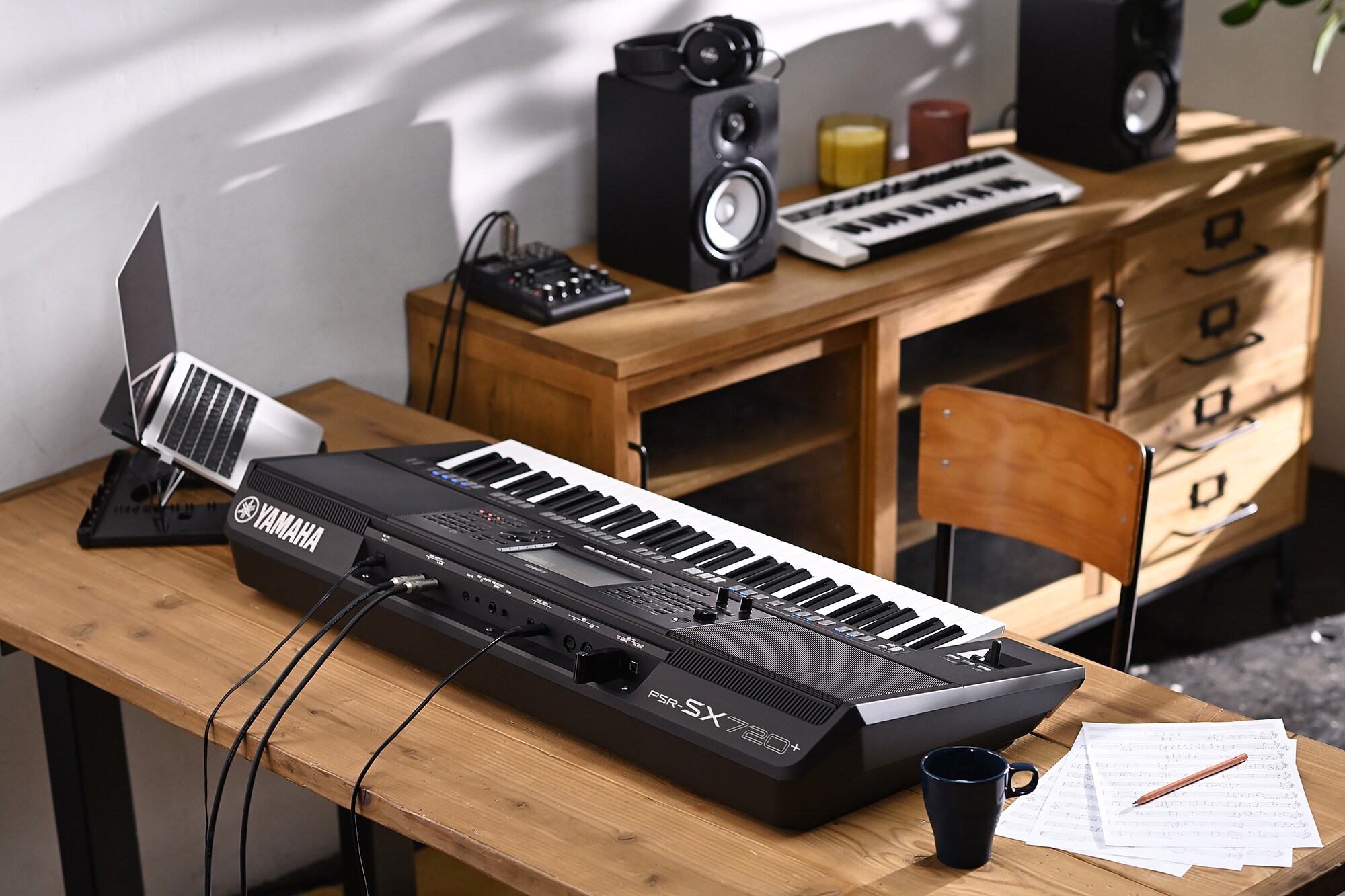 Yamaha Arranjador Workstation PSR-SX720+ sobre uma mesa