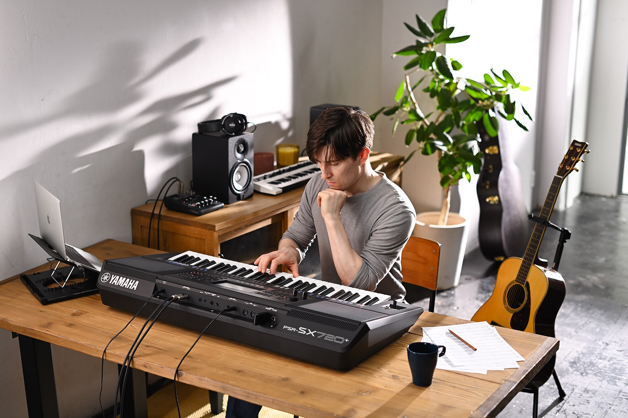 Foto de uma pessoa tocando a Arranjador Workstation Yamaha PSR-SX720+