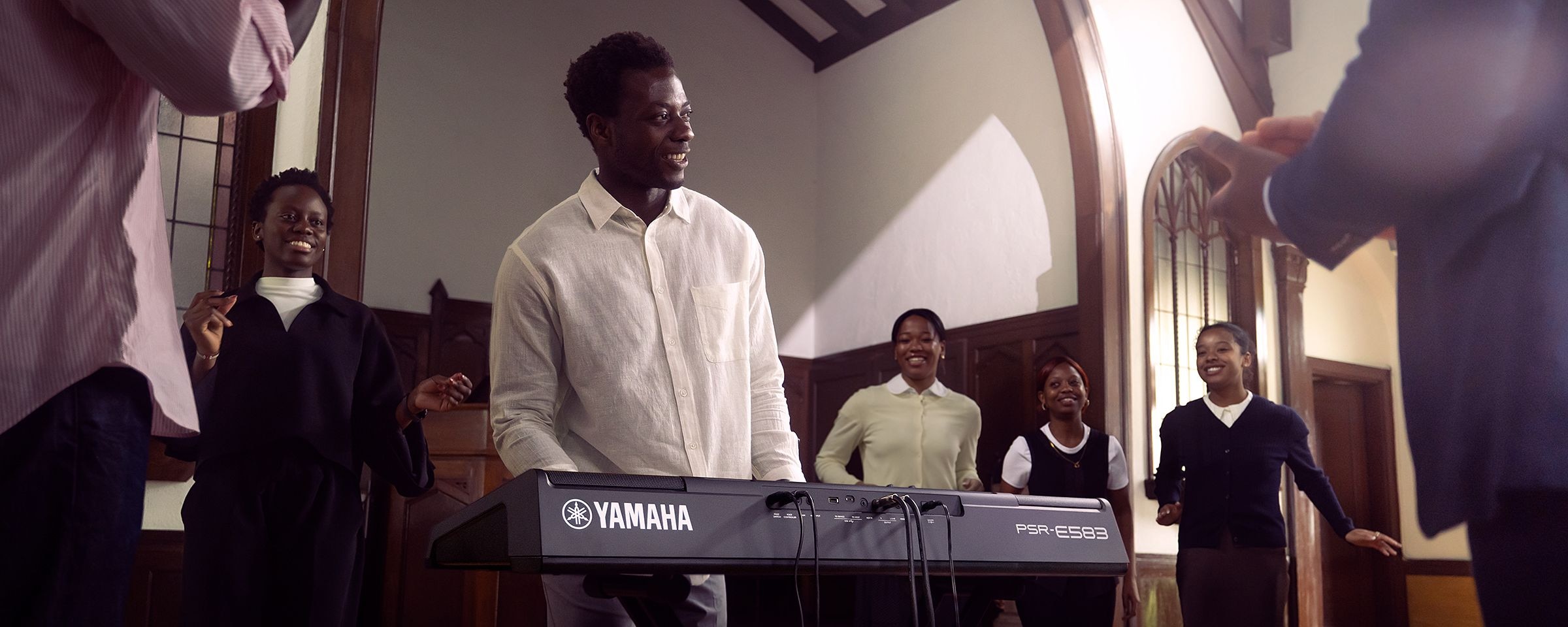 Uma pessoa tocando o Teclado Portátil Yamaha PSR-E583 na Igreja