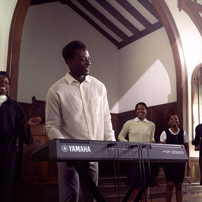 Uma pessoa tocando o Teclado Portátil Yamaha PSR-E583 na Igreja