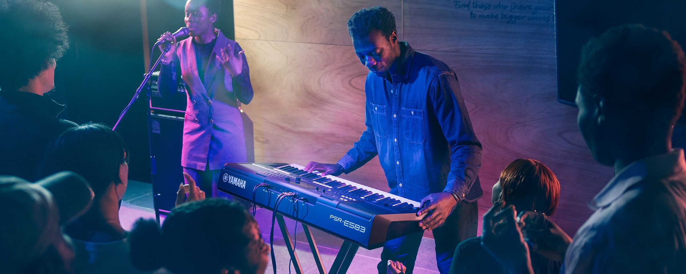 Uma pessoa tocando o Teclado Portátil Yamaha PSR-E583 no palco