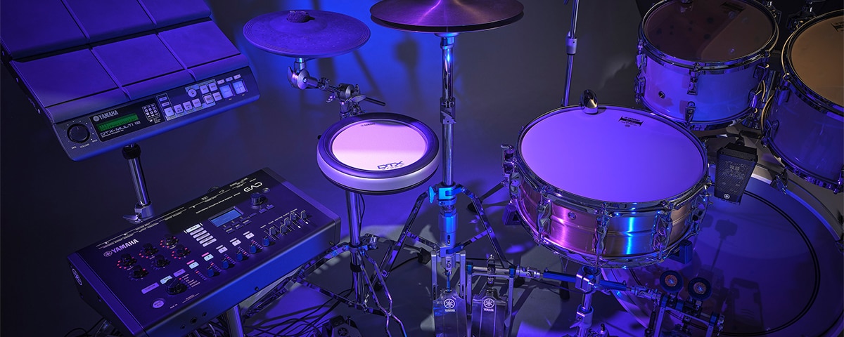 Foto de um setup de bateria híbrida combinando bateria acústica e eletrônica