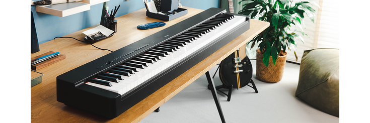 Yamaha P-225 on a desk