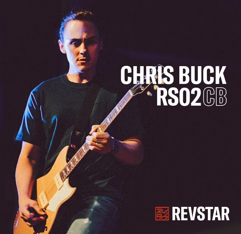 Chris Buck apresentando-se com sua Signature Revstar RS02CB