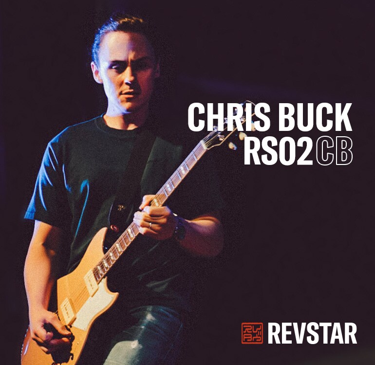 Chris Buck apresentando-se com sua Signature Revstar RS02CB
