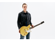 Chris Buck de pé segurando sua guitarra Signature Revstar RS02CB