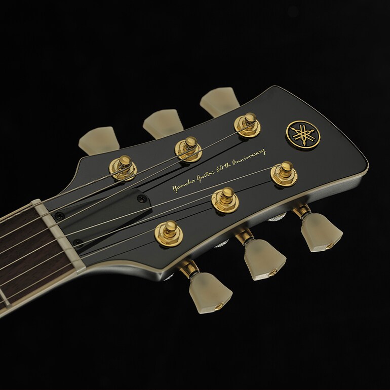 O headstock exibe um logotipo exclusivo de 60º Aniversário, simbolizando seis décadas de excelência artesanal.