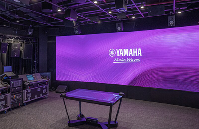 Centro de treinamento de Bangkok, com video wall da Yamaha, área de palco e equipamentos de áudio profissional.