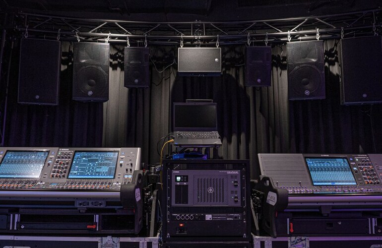 Centro de treinamento de Bangkok, com consoles de mixagem digital e estrutura para demonstração de caixas acústicas.