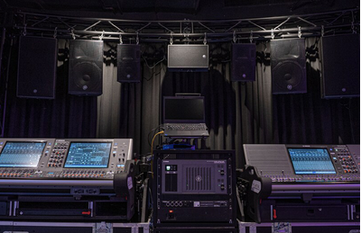 Centro de treinamento de Bangkok, com consoles de mixagem digital e estrutura para demonstração de caixas acústicas.