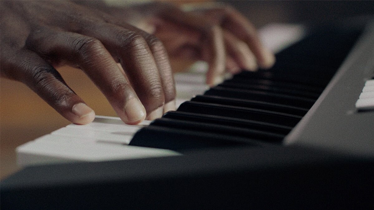 Teclado do PSR-E483 tocado por uma pessoa