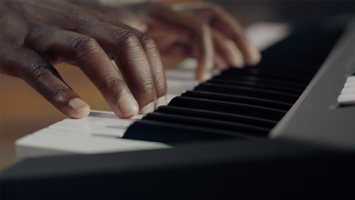 Teclado do PSR-E483 tocado por uma pessoa