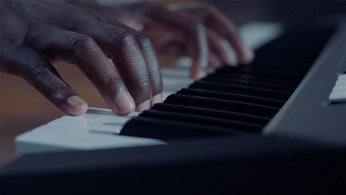 Teclado do PSR-E583 tocado por uma pessoa