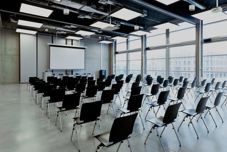 Sala multiuso com alto-falantes VXC2P com montagem suspensa